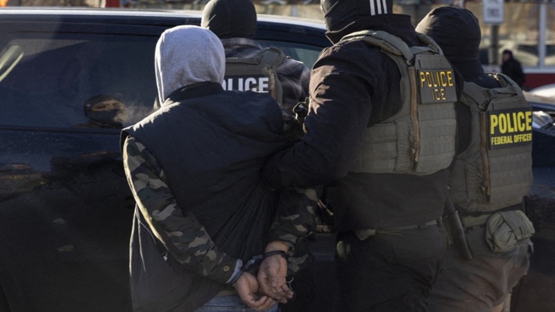 JUEZA EXIGE A ICE PROBAR RIESGO DE FUGA ANTES DE ARRESTAR A INMIGRANTES EN CALIFORNIA