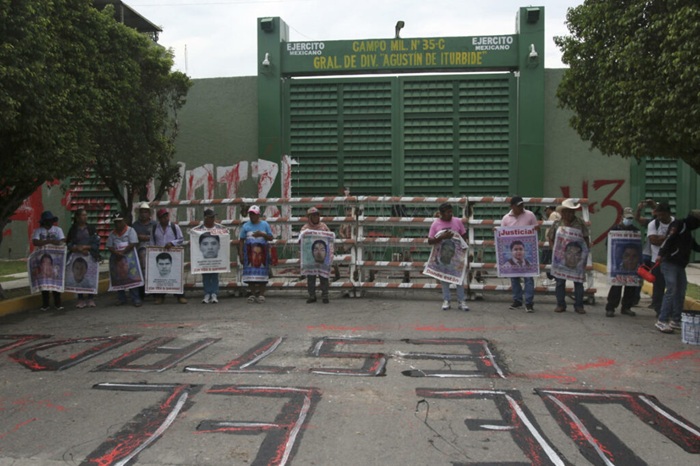 ESTUDIANTES LANZAN PETARDOS CONTRA INSTALACIONES MILITARES POR CASO AYOTZINAPA