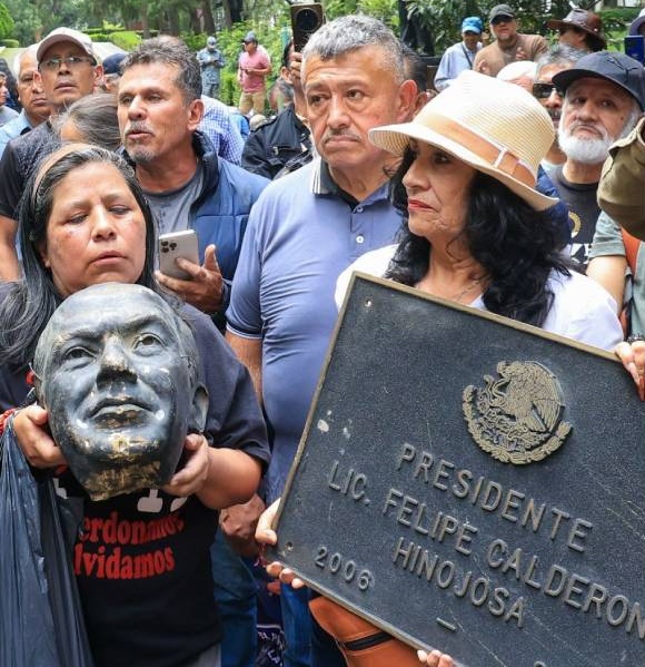 EXTRABAJADORES DE LUZ Y FUERZA PROSTETARON CONTA FELIPE CALDERÓN Y VANDALIZARON UNA ESTATUA DEL EXPRESIDENTE DENTRO DE LOS PINOS