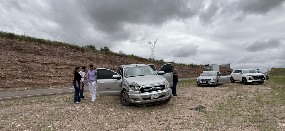SALE DEL CAMINO AL SER IMPACTADO POR TRÁILER EN LA RÚA CUAUHTÉMOC-CHIHUAHUA