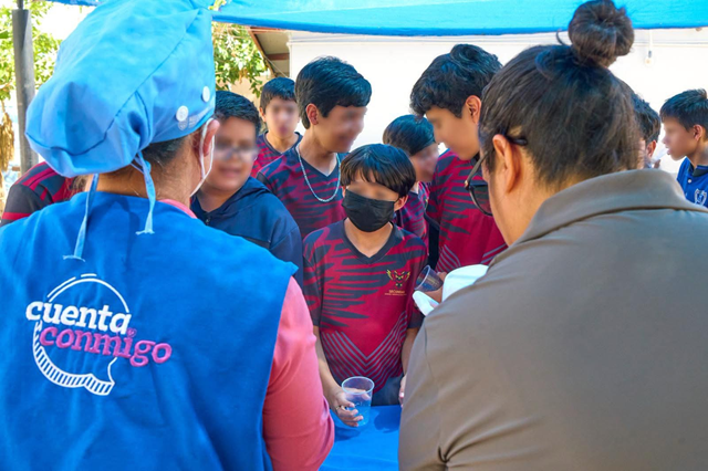 LLEVA NUTRICHIHUAHUA ALIMENTO CALIENTE A ESTUDIANTES DE LA SECUNDARIA 3060