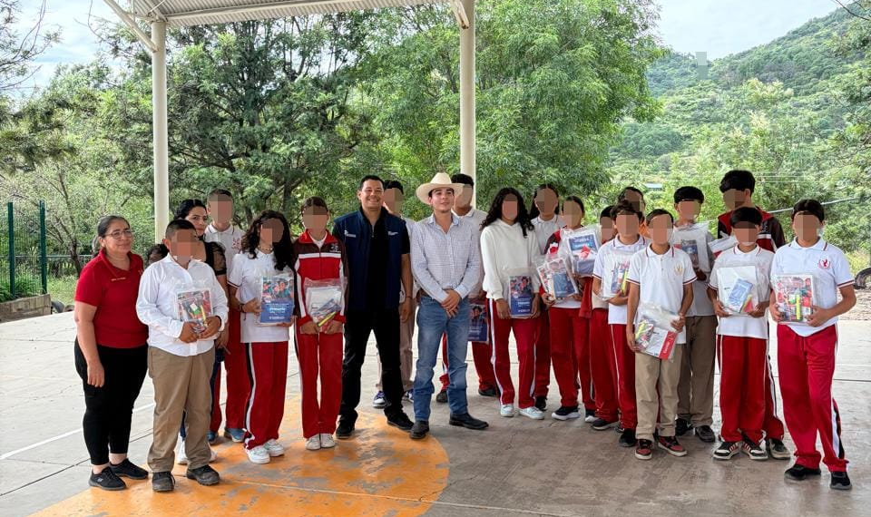 ENTREGA ICHIJUV ÚTILES ESCOLARES A ESTUDIANTES DE LA COMUNIDAD DE MILPILLAS EN CHÍNIPAS