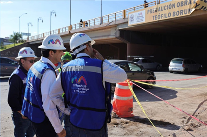SUPERVISA ALCALDE RENÉ CHAVIRA DAÑOS EN JARDINERA DE TEÓFILO BORUNDA Y UNIVERSIDAD; PREPARAN TRABAJOS DE REPARACIÓN 
