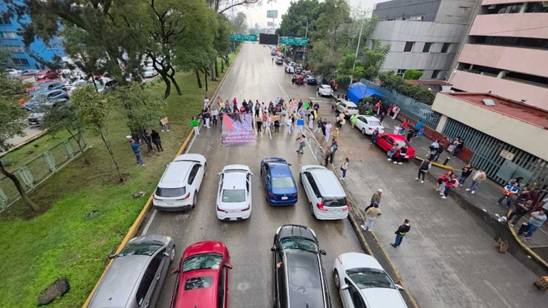 MANIFESTANTES DEL IMSS ABREN PASO A MUJER QUE LLEVABA A SU MADRE A URGENCIAS