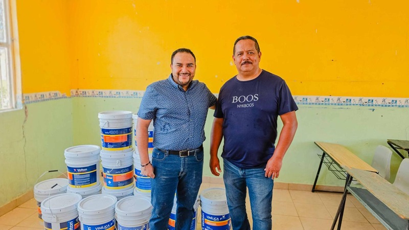 PROFE HUMBERTO SILVA ENTREGA MATERIALES PARA MEJORAR LA PRIMARIA JOSÉ REFUGIO MAR DE LA ROSA