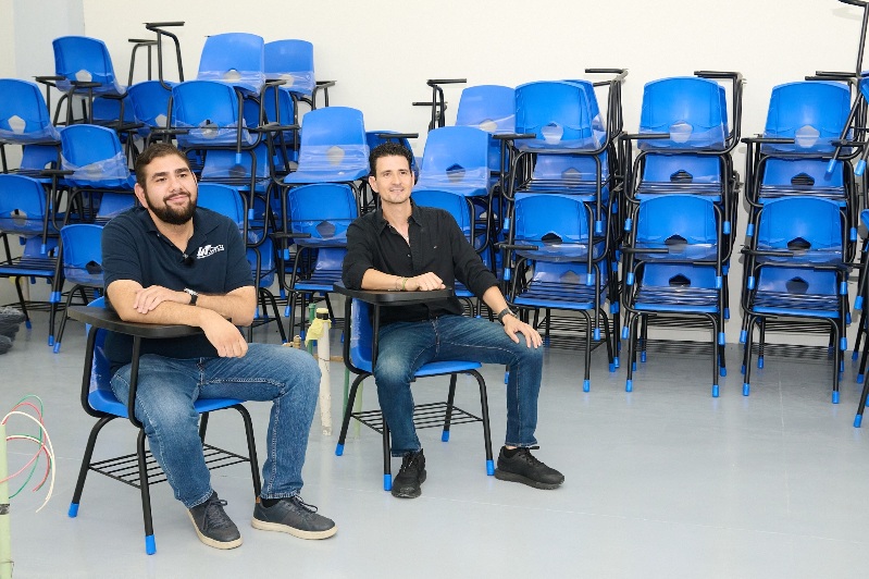 RECIBEN 100 NUEVAS BUTACAS PARA FORTALECER LOS ESPACIOS DE APRENDIZAJE