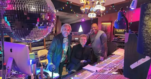 LUIS MIGUEL VOLVIÓ A GENERAR EXPECTATIVA POR UNA FOTOGRAFÍA SUYA EN UN ESTUDIO DE GRABACIÓN DE PAUL JACKSON JR. 