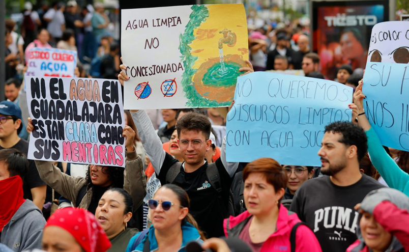 LA FISCALÍA DEL ESTADO DE JALISCO LIBERÓ AN32 PERSONAS DETENIDAS DURANTE LA PROTESTA EN GUADALAJARA POR AGUA CONTAMINADA