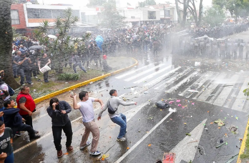 USAN AGUA PARA FRENAR POR FALTA DE AGUA EN JALISCO