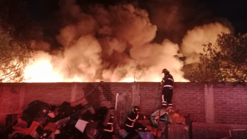 SE INCENDIA EN TLALTENCO, TLÁHUAC, UN DEPÓSITO DE DESPERDICIOS