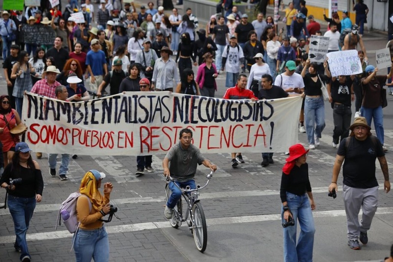 PERSONAS PROTESTAN POR LA MALA CALIDAD DEL AGUA EN GUADALAJARA