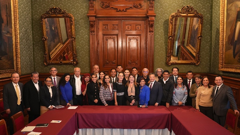 SHEINBAUM RECIBE A LOS 24 GOBERNADORES DEL IMSS-BIENESTAR