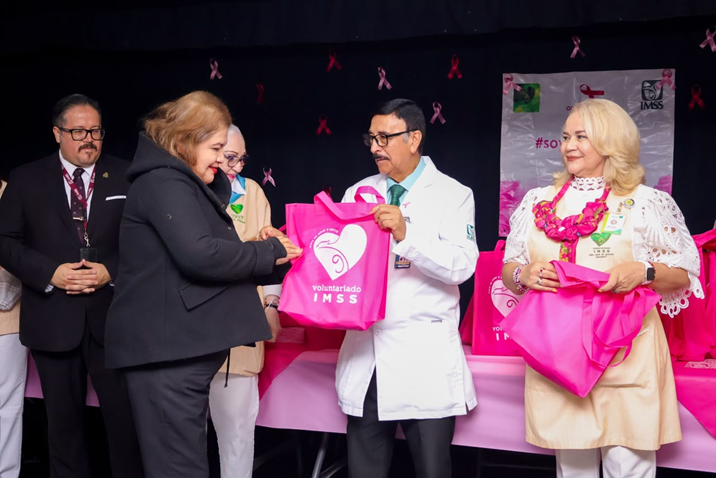 VOLUNTARIAS DEL IMSS CHIHUAHUA ENTREGAN PRÓTESIS MAMARIAS ARTESANALES A MUJERES SOBREVIVIENTES DE CÁNCER.
