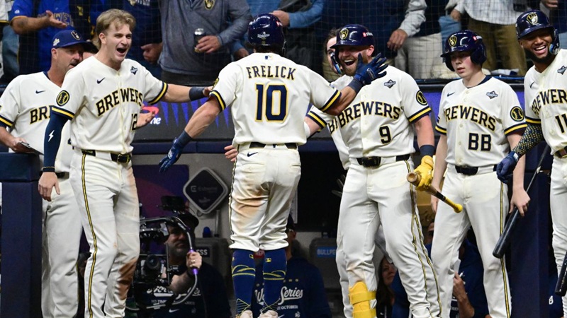 DERROTA MILWAUKE A TAMPA BAY Y TOMA VENTAJA DE 2-0 EN LA SERIE MUNDIAL