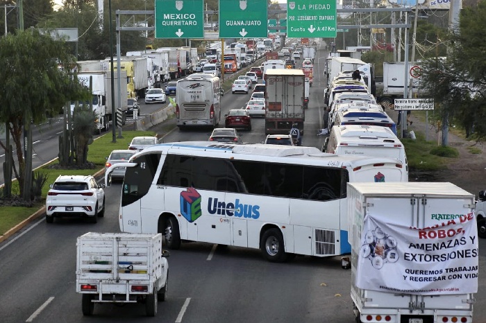 AUTOBUSES EN EL COSTADO DE UNA CARRETERA COMO PARTE DE UN PARO NACIONAL ESTE LUNES, EN LEÓN GUANAJUATO
