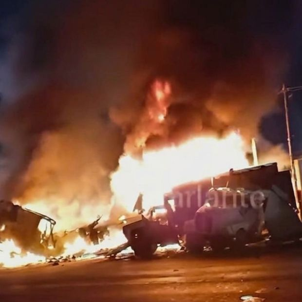 UN TRÁILER EMBISTIÓ EL BLOQUEO DE TRANSPORTISTAS SOBRE LA MÉXICO-TOLUCA Y PROVOCÓ EL INCENDIO 