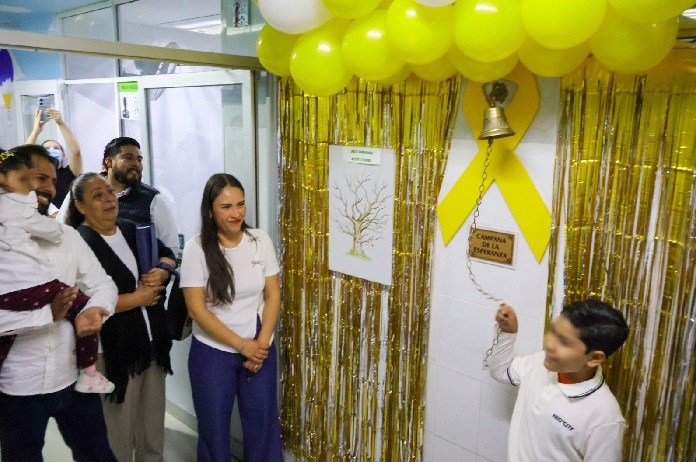 SUPERA NIÑO DE 8 AÑOS CÁNCER Y TOCA LA CAMPANA DE LA ESPERANZA EN EL HOSPITAL MORELOS DEL IMSS
