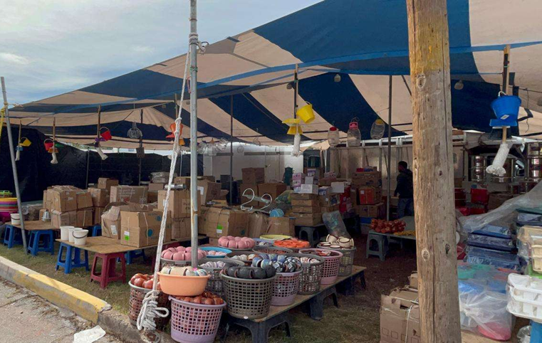 ESTA MAÑANA COMENZARON LOS TRABAJOS DE INSTALACIÓN DE PUESTOS EN LA FERIA DEL HUESO